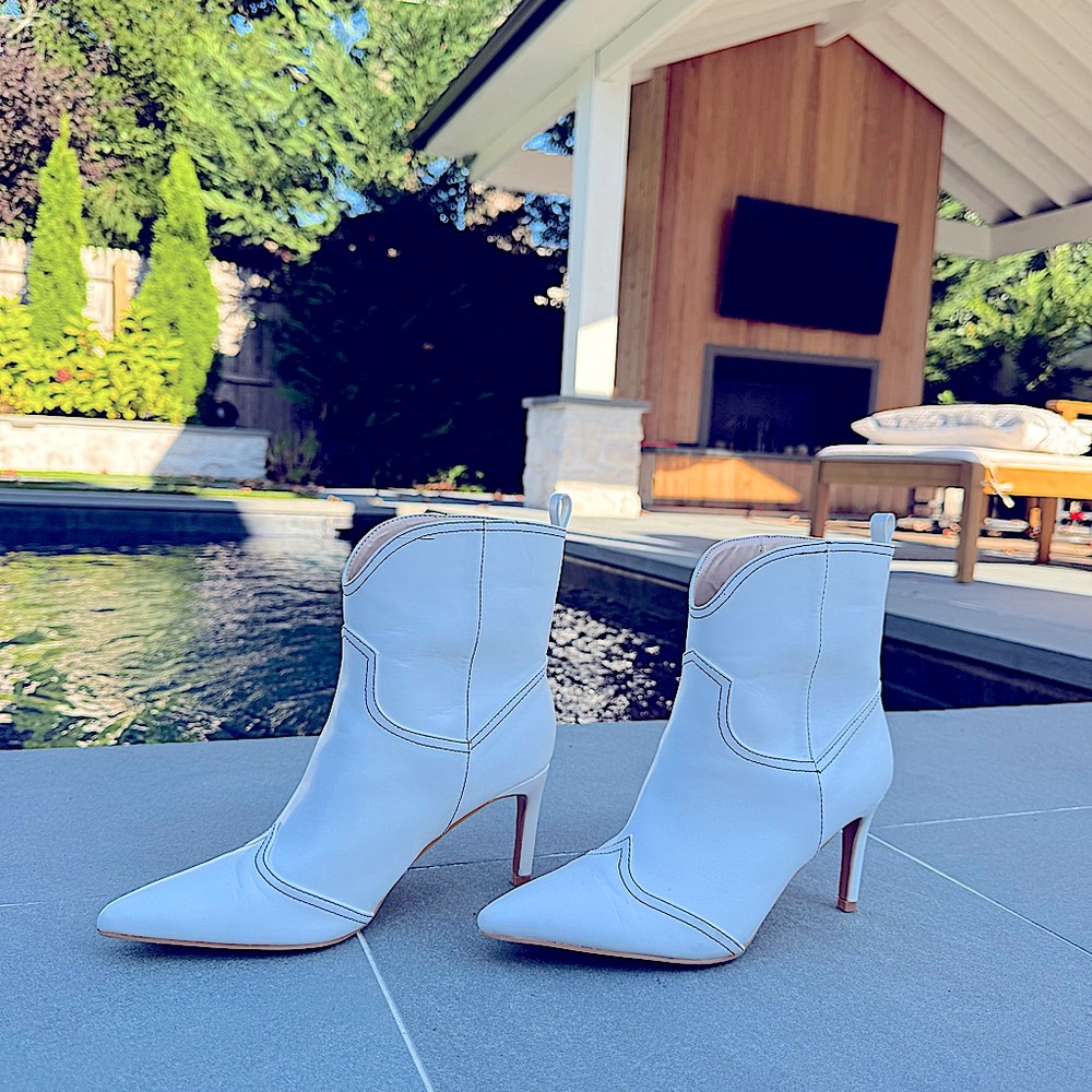 Lulus Luglyn White Faux Leather Western Stiletto Booties–Size 8.5–New. No box